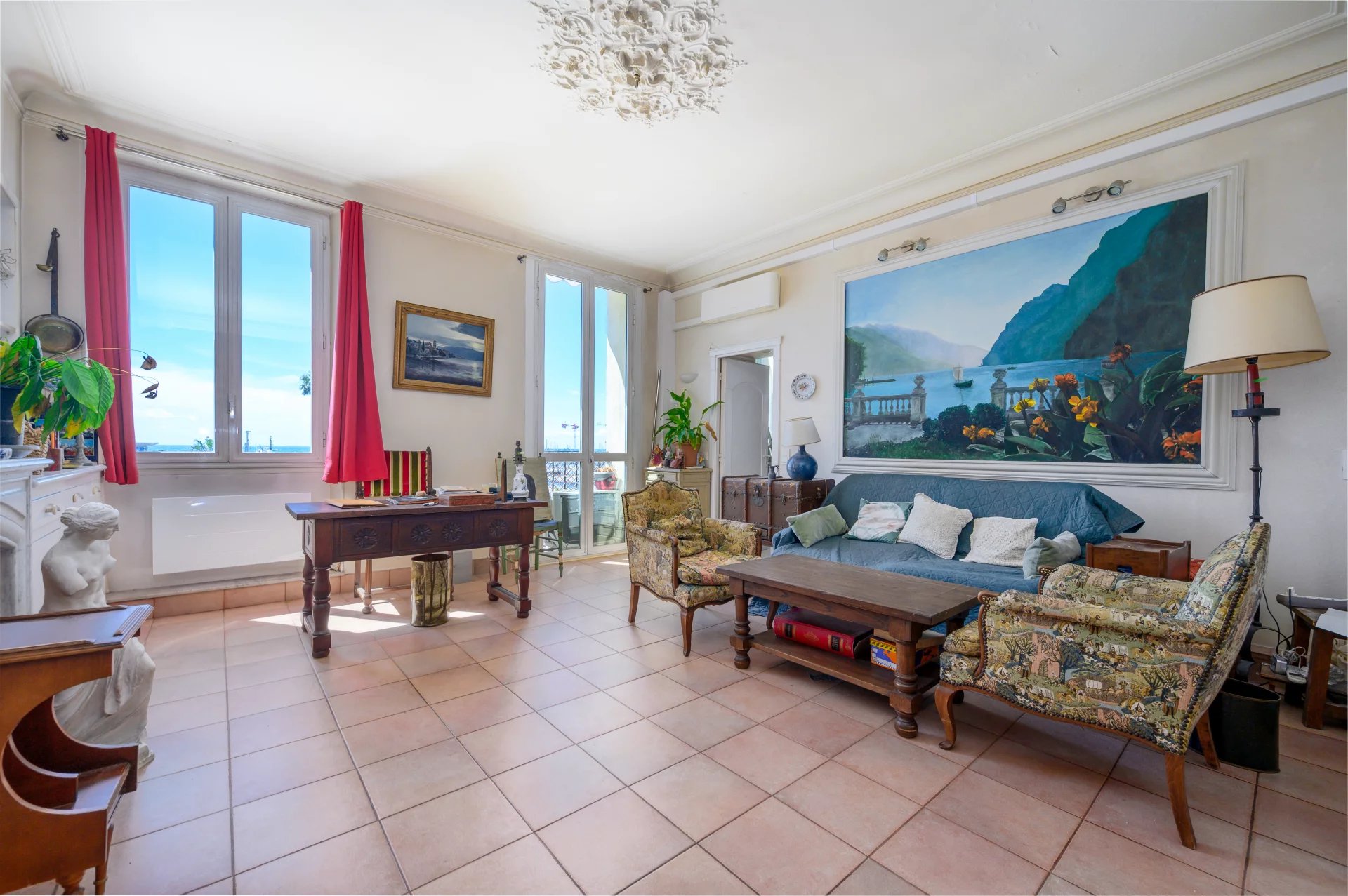 3-room apartment in Cannes Interior of a 3-room apartment overlooking the Old Port of Cannes, traditional furniture and natural light.