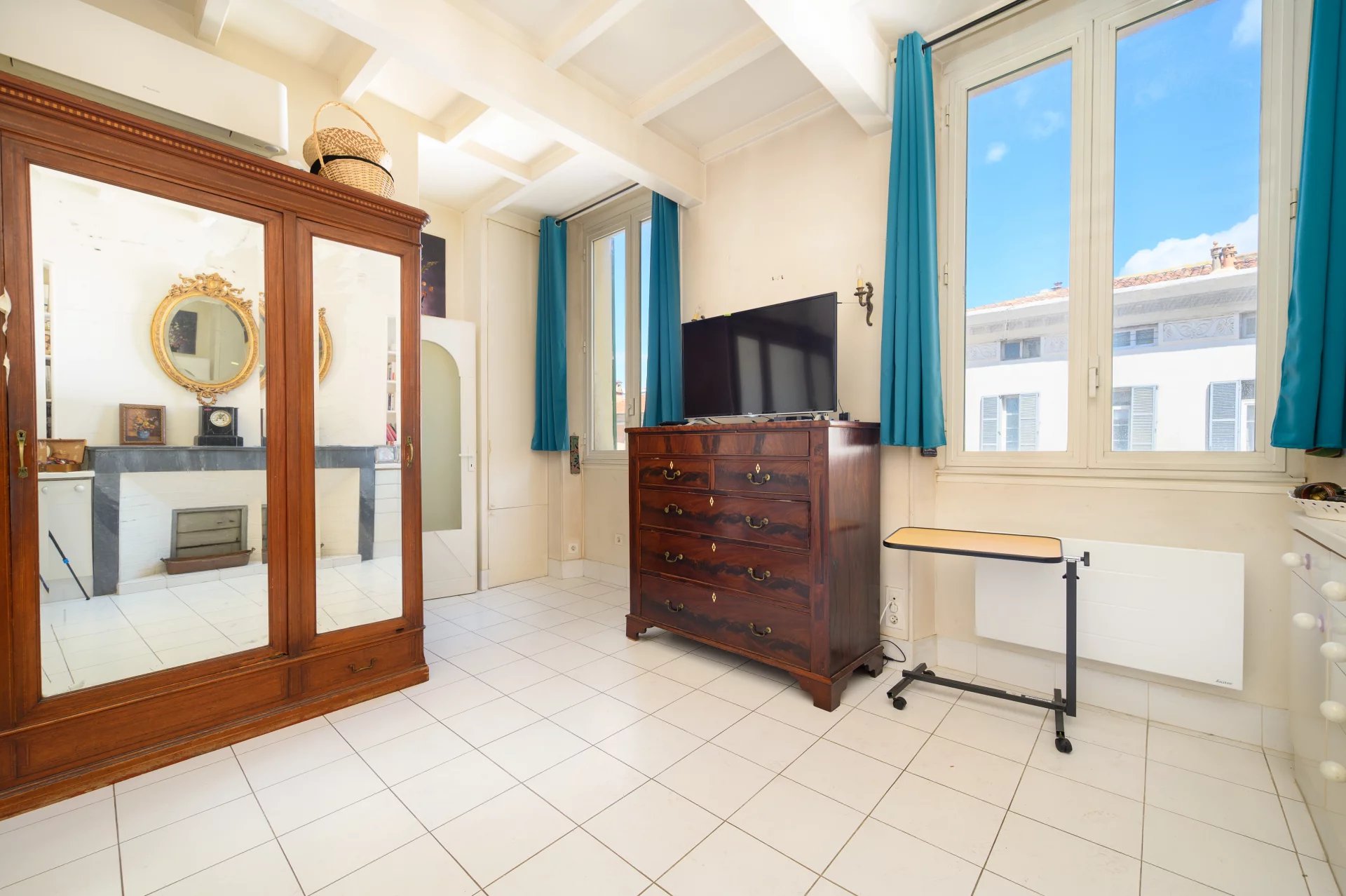 3-room apartment in Cannes Interior of a 3-room apartment in Cannes with windows and wooden furniture.
