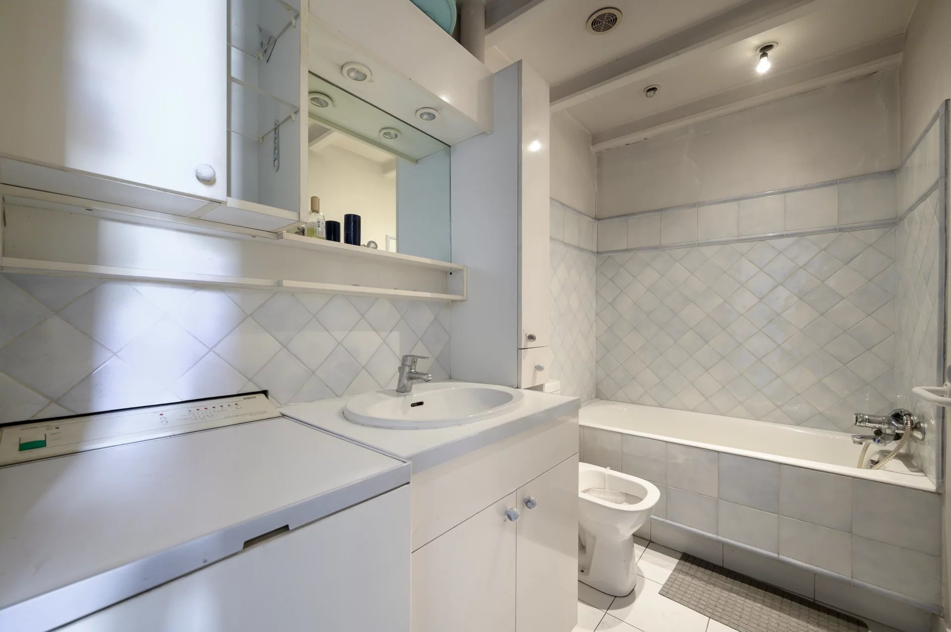 Bathroom of an apartment in Cannes Bathroom in an apartment in Cannes with bathtub, sink and toilet.