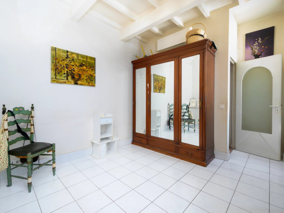 Interior of a 3-room apartment in Cannes, with a mirror and colorful chairs.