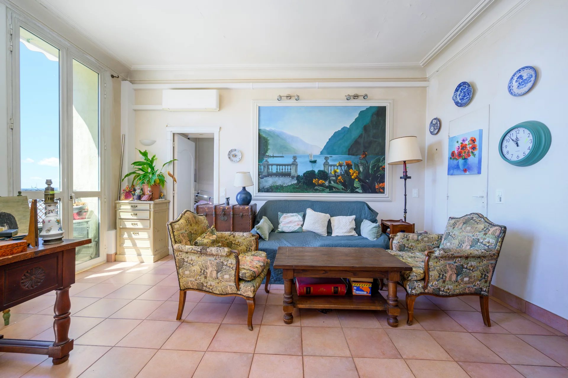 3-room apartment in Cannes Interior of a 3-room apartment in Cannes with a view of the Old Port, vintage furniture and authentic decoration.