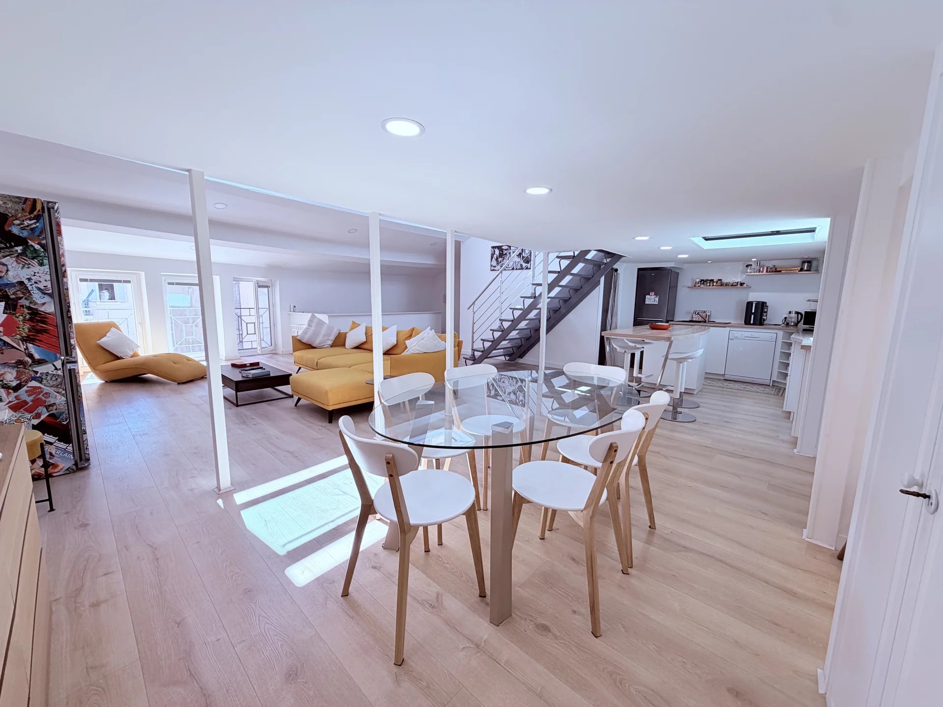 Loft under the eaves in Cannes Renovated 130 m² loft with bright living space and open kitchen in Cannes.