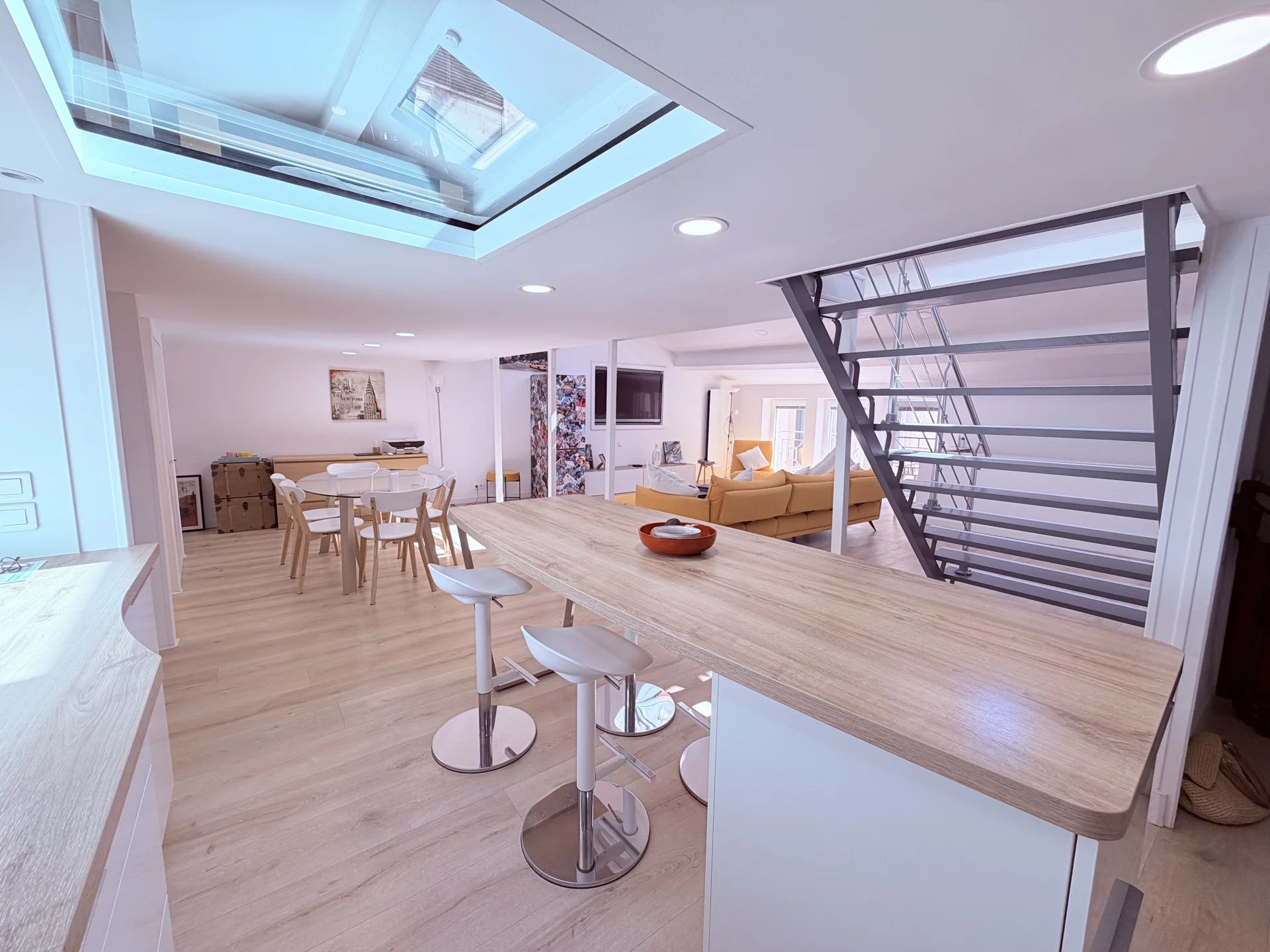 Loft under the eaves in Cannes Interior of a loft under the rooftops in Cannes, with open kitchen and bright living space.