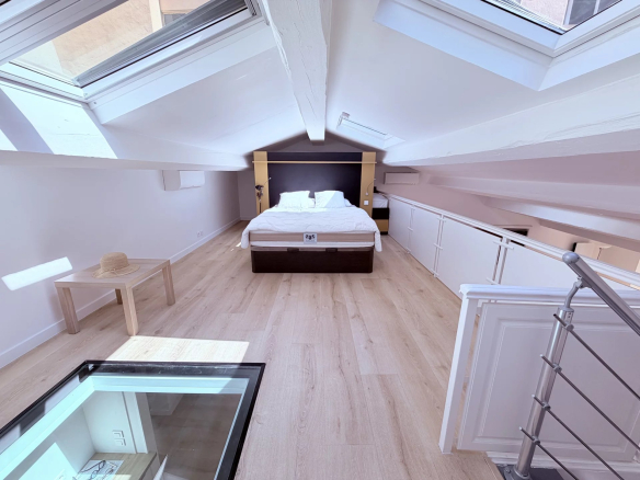 Loft under the eaves in Cannes with bed and skylights