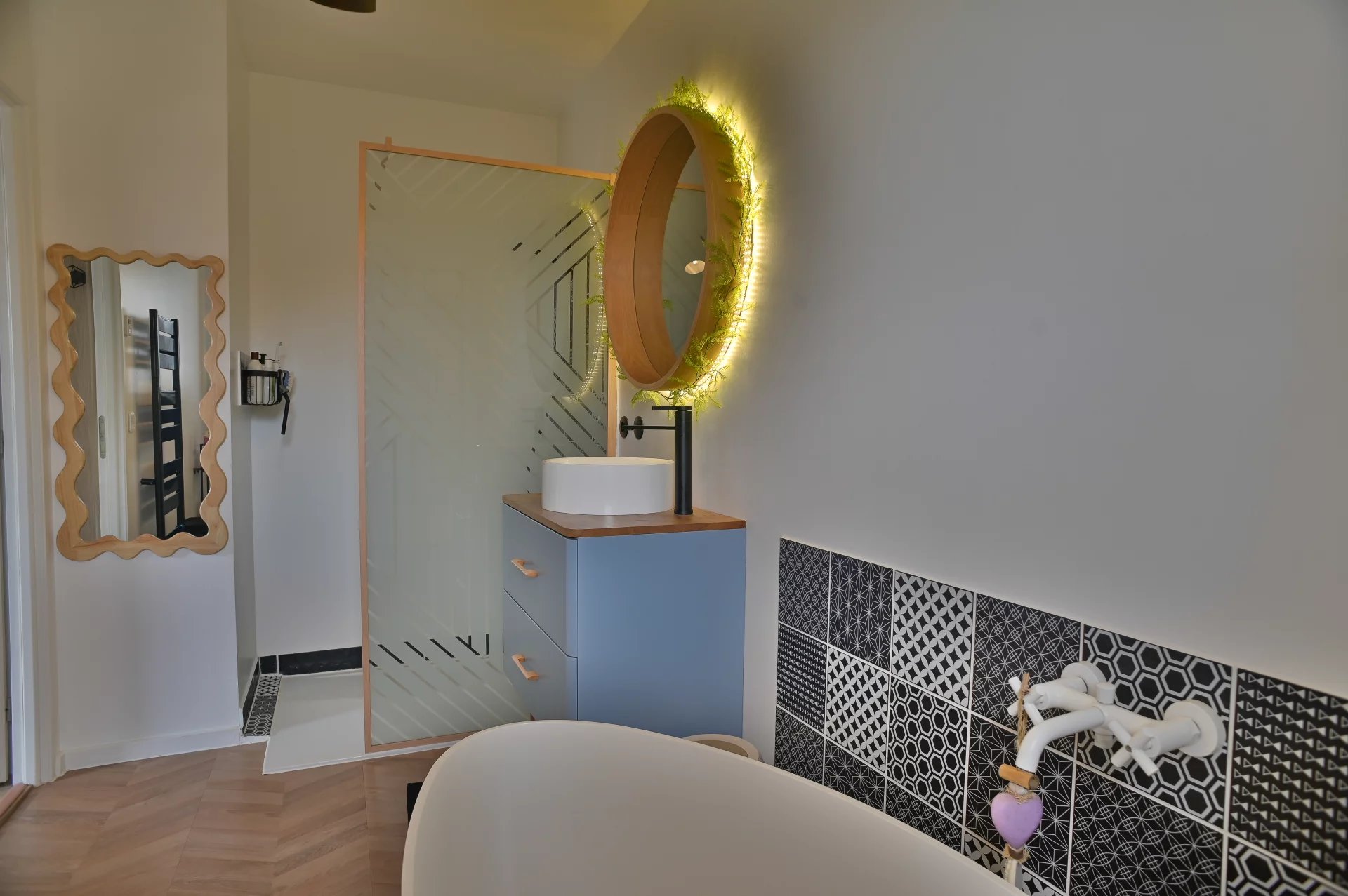 Contemporary bathroom Modern bathroom with bathtub and illuminated mirror in a recently built villa.