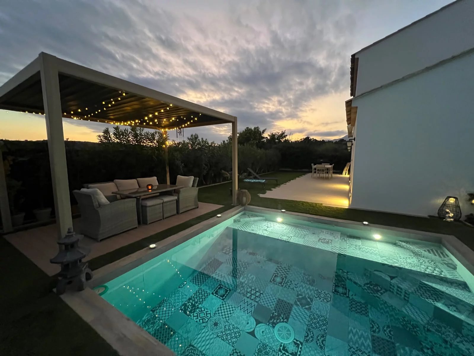 Contemporary villa with swimming pool Contemporary villa with swimming pool in a garden, at dusk.
