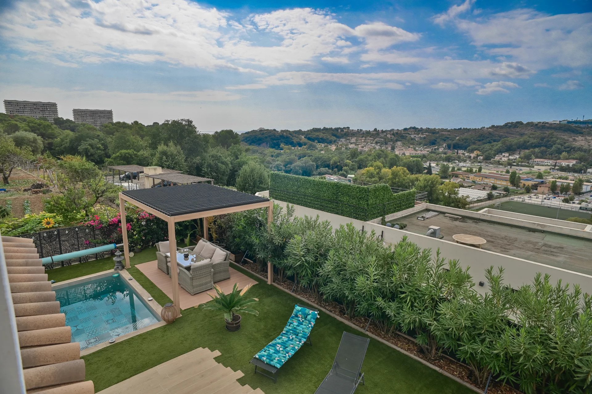 Contemporary villa with swimming pool in Villeneuve-Loubet View of a contemporary villa with swimming pool and garden in Villeneuve-Loubet.