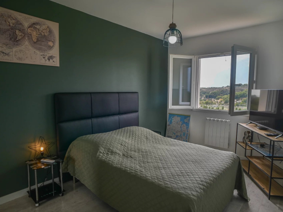 Room in a contemporary villa in Villeneuve-Loubet with a view and modern decor.