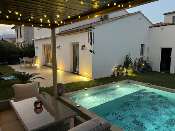 Contemporary villa with swimming pool in a residential area in Villeneuve-Loubet.