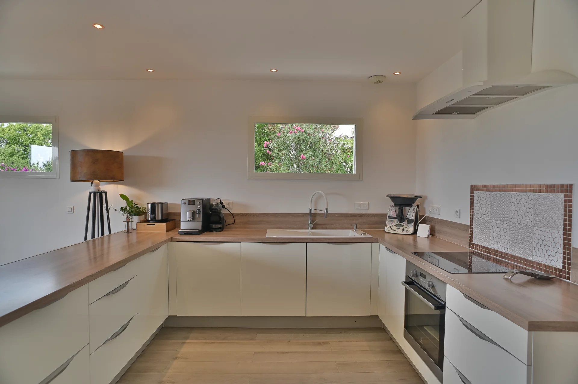 Kitchen of a villa in Villeneuve-Loubet Modern and bright kitchen of a contemporary villa in Villeneuve-Loubet.