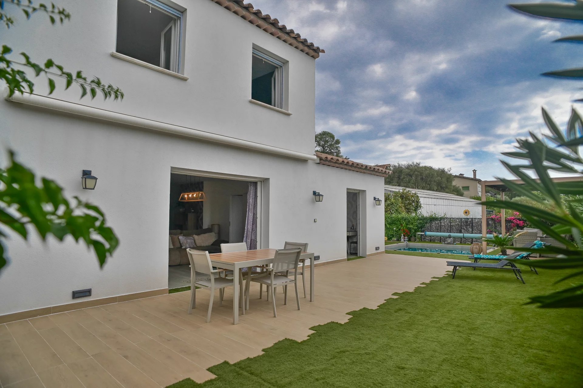Modern villa with swimming pool in Villeneuve-Loubet Contemporary villa with swimming pool, terrace and garden in Villeneuve-Loubet.