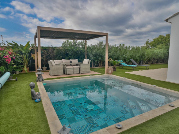 Contemporary villa with private pool and relaxation area in Villeneuve-Loubet.