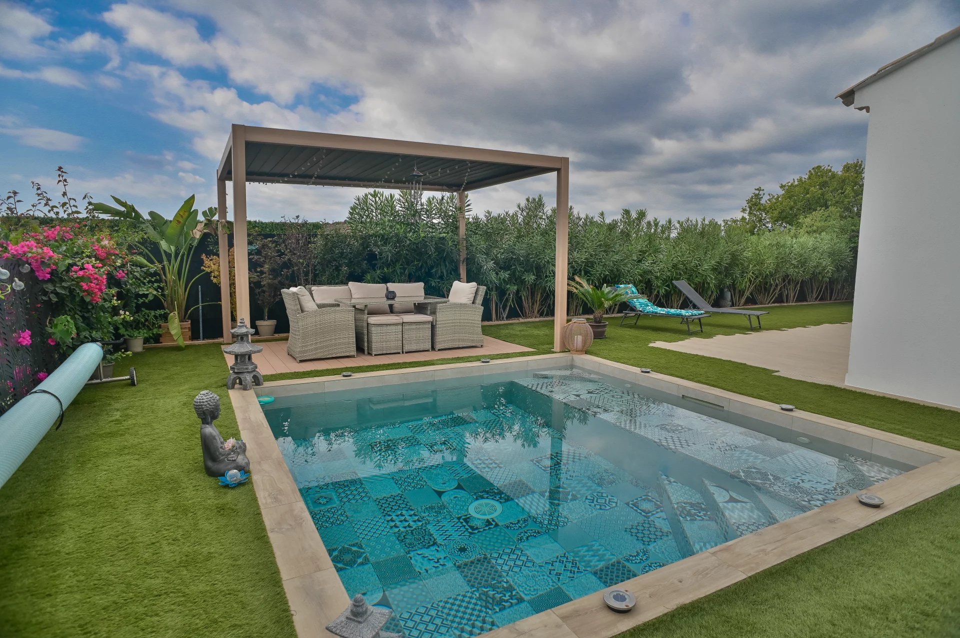 Modern villa with swimming pool in Villeneuve-Loubet Contemporary villa with private pool and relaxation area in Villeneuve-Loubet.