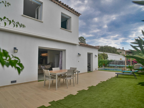 Recently built villa with swimming pool in a residential area in Villeneuve-Loubet.