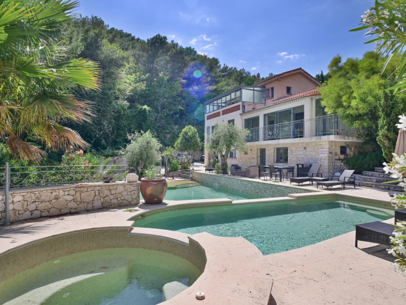Villa avec piscine et vue sur la mer à Èze, entourée de nature.