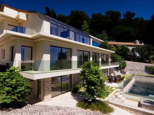 Villa moderne avec piscine et vue mer à Èze, projet d'extension et de rénovation accordé.