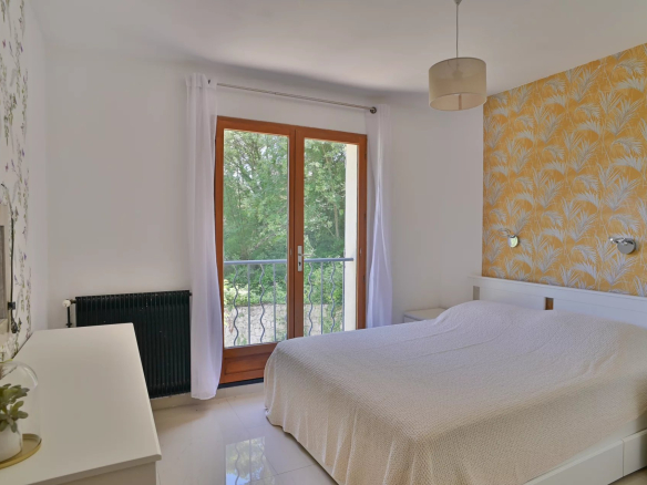 Chambre d'une villa à Èze avec balcon et décoration moderne.