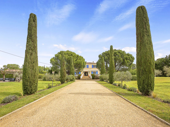 Allée menant à une propriété avec des arbres et une villa en arrière-plan, Draguignan.