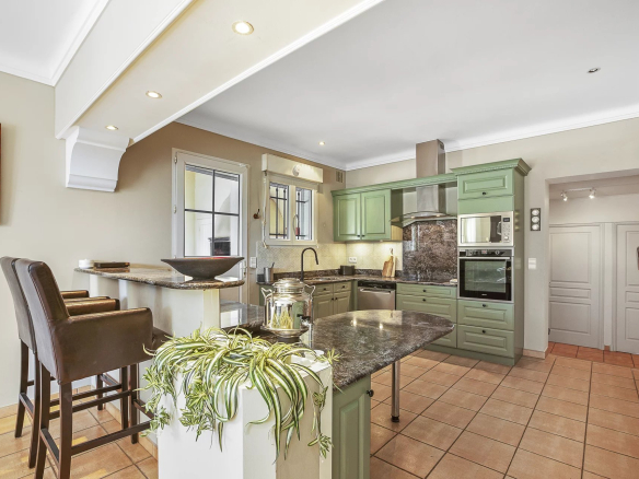 Cuisine moderne avec îlot central dans une villa spacieuse.