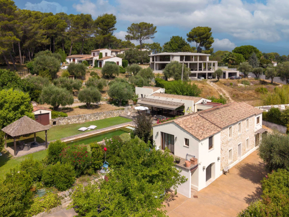 Bastide rénovée de 1887 avec jardin et piscine à Mougins, quartier résidentiel calme.
