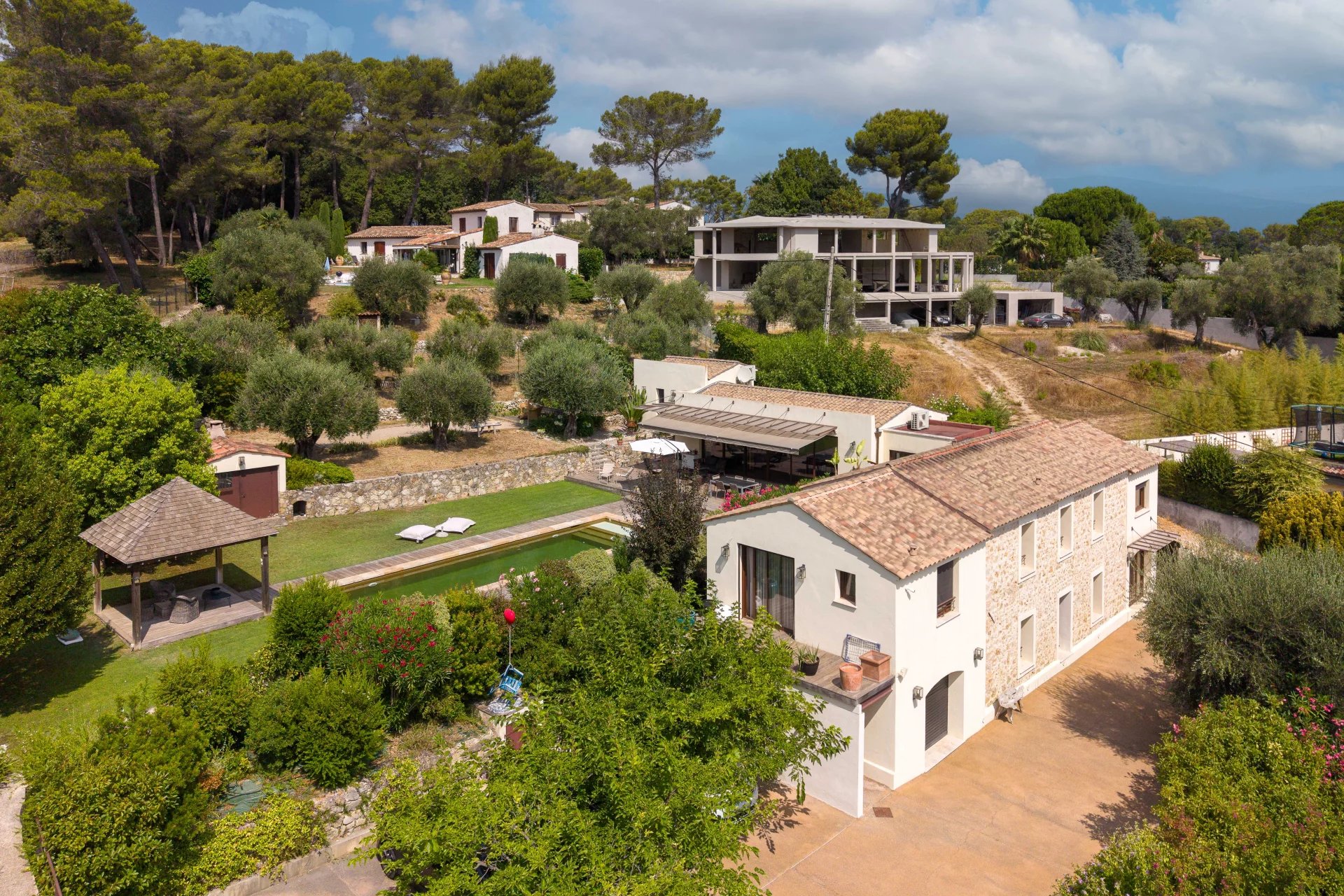 Bastide rénovée à Mougins Bastide rénovée de 1887 avec jardin et piscine à Mougins, quartier résidentiel calme.