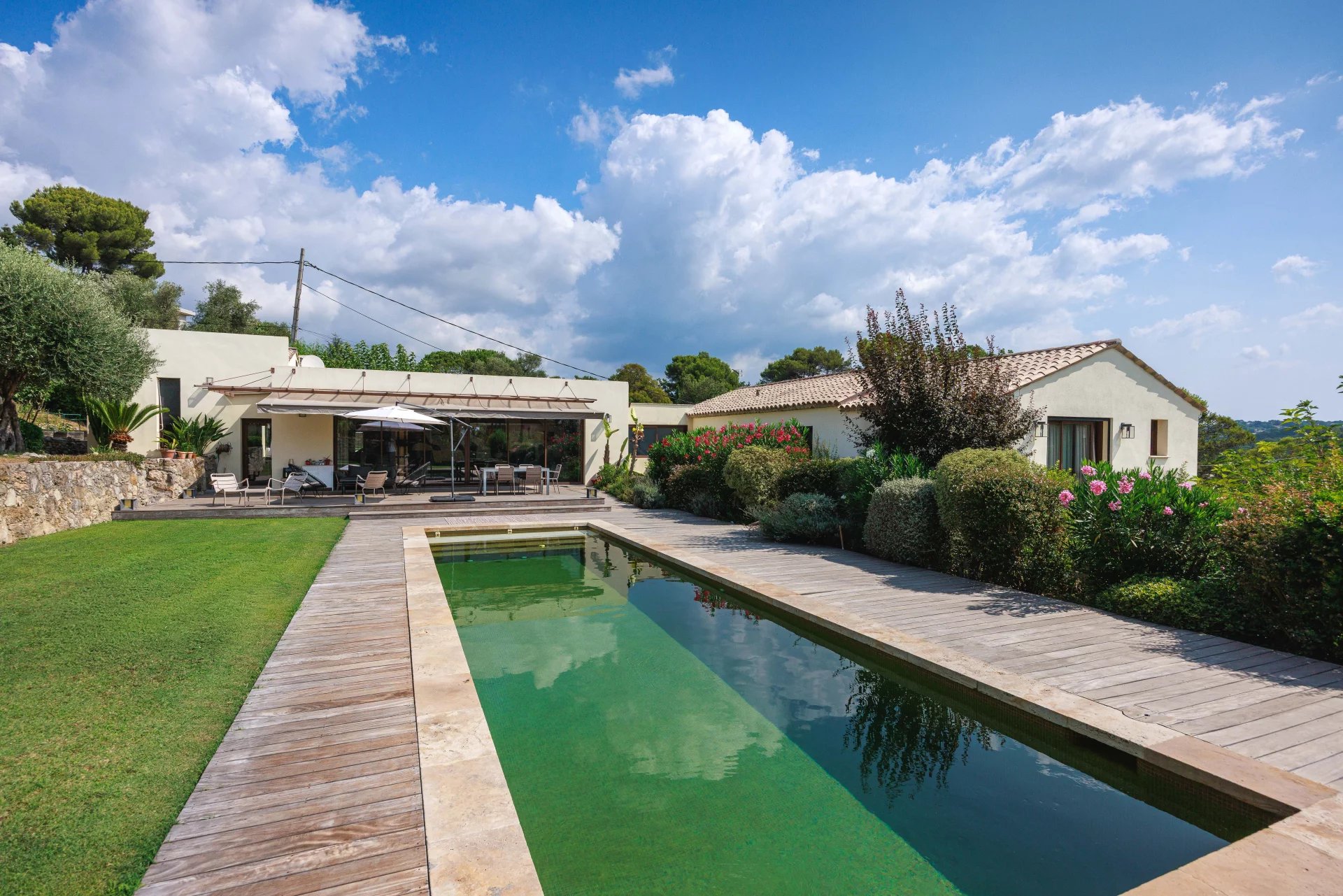 Bastide élégante à Mougins Bastide rénovée de 1887 avec piscine et jardin à Mougins.