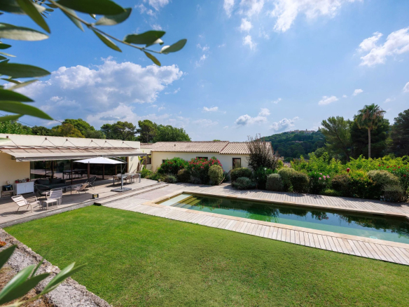 Bastide rénovée de 1887 avec piscine et jardin à Mougins.