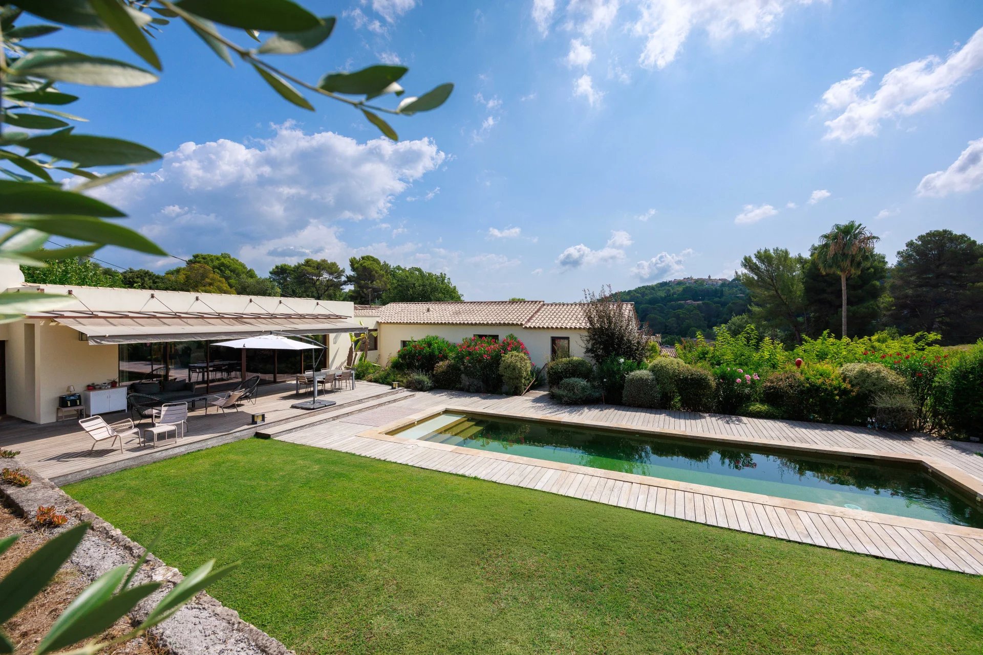 Bastide élégante à Mougins Bastide rénovée de 1887 avec piscine et jardin à Mougins.
