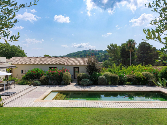 Bastide rénovée de 1887 avec piscine et jardin à Mougins, quartier résidentiel calme.