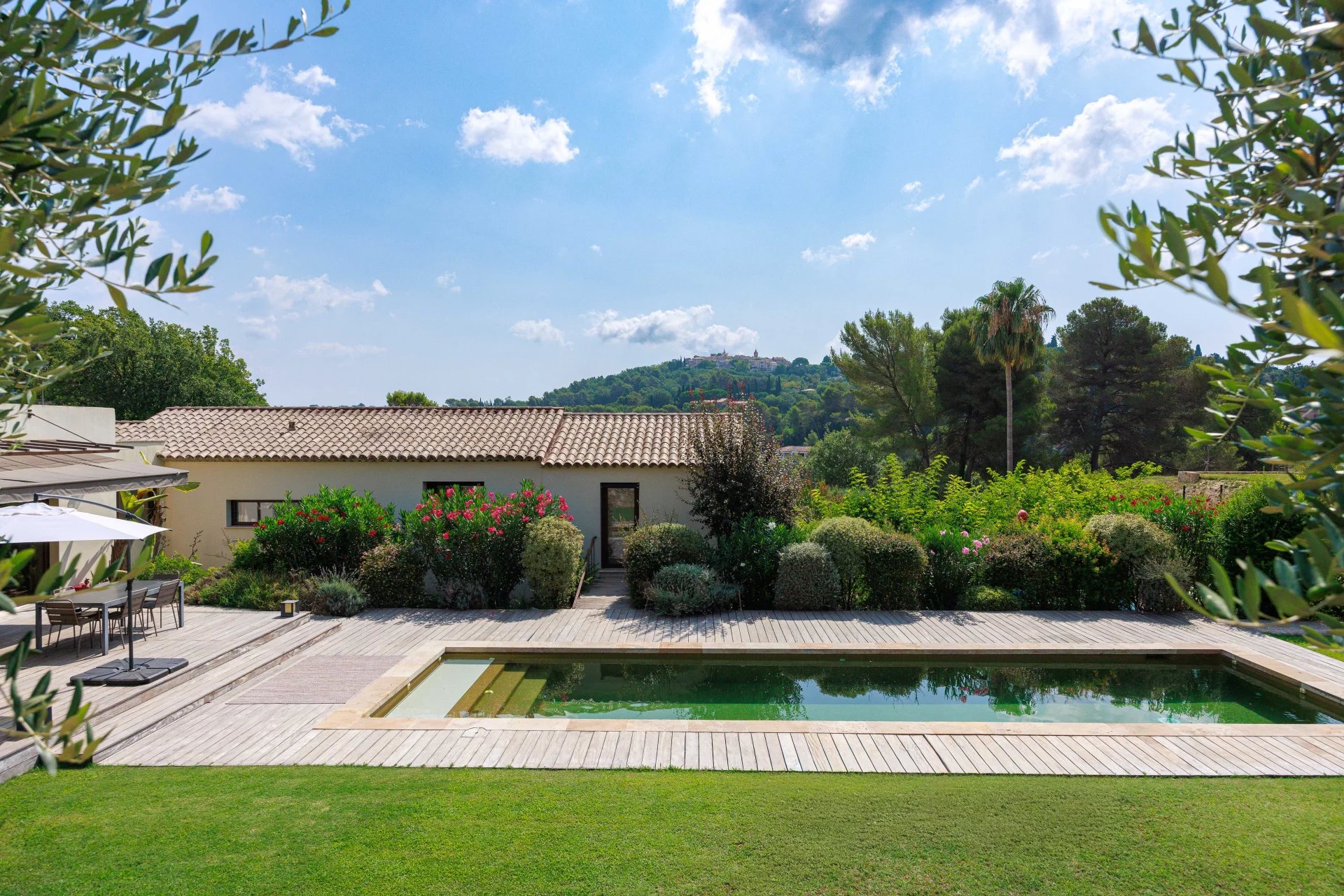 Bastide rénovée à Mougins Bastide rénovée de 1887 avec piscine et jardin à Mougins, quartier résidentiel calme.