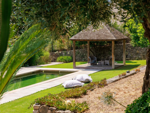 Bastide rénovée avec piscine et espace détente à Mougins.