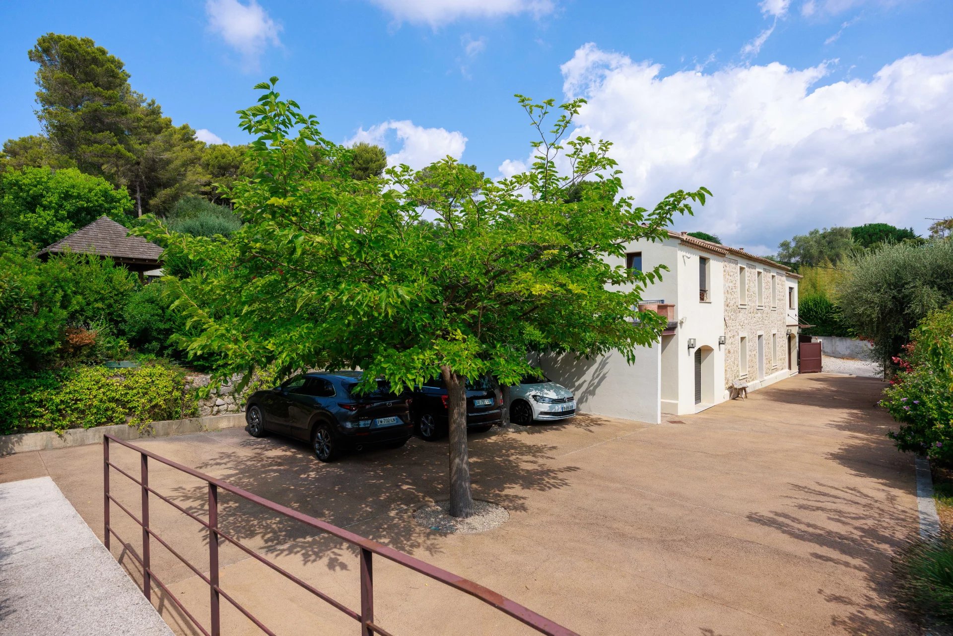 Bastide élégante à Mougins Bastide rénovée de 1887 avec jardin et stationnement à Mougins.