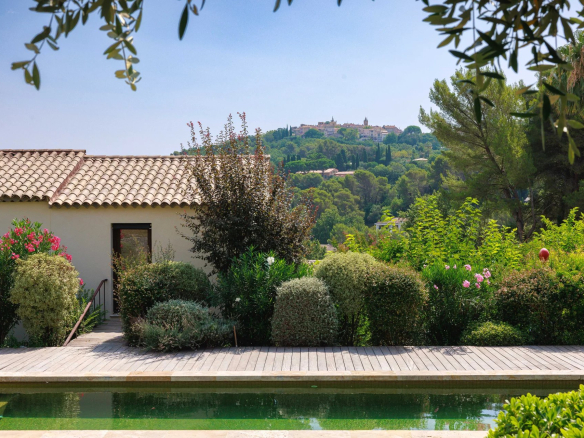 Bastide rénovée de 1887 avec jardin paysager et piscine à Mougins.