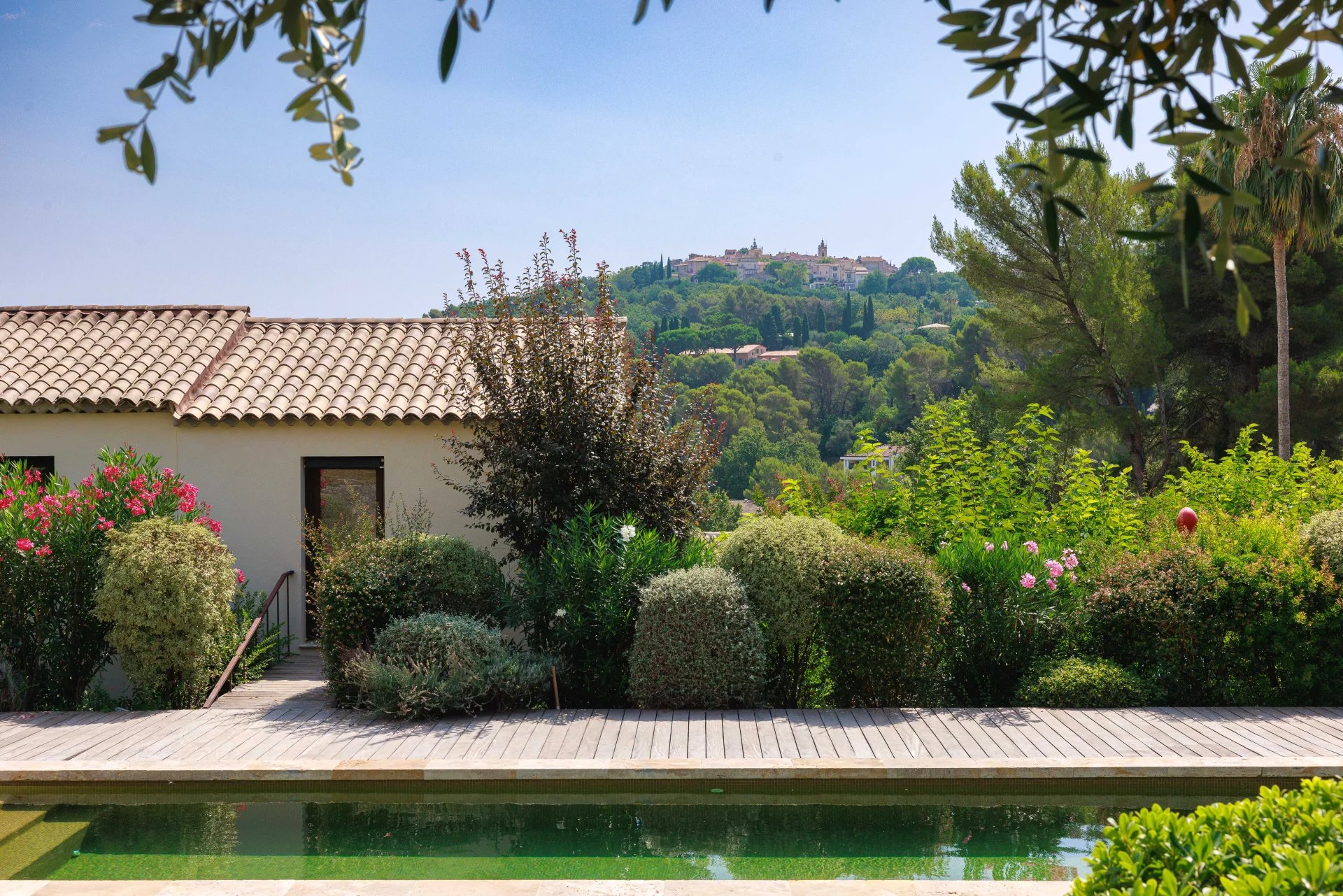 Bastide élégante à Mougins Bastide rénovée de 1887 avec jardin paysager et piscine à Mougins.