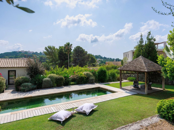 Bastide rénovée de 1887 avec piscine et jardin à Mougins.