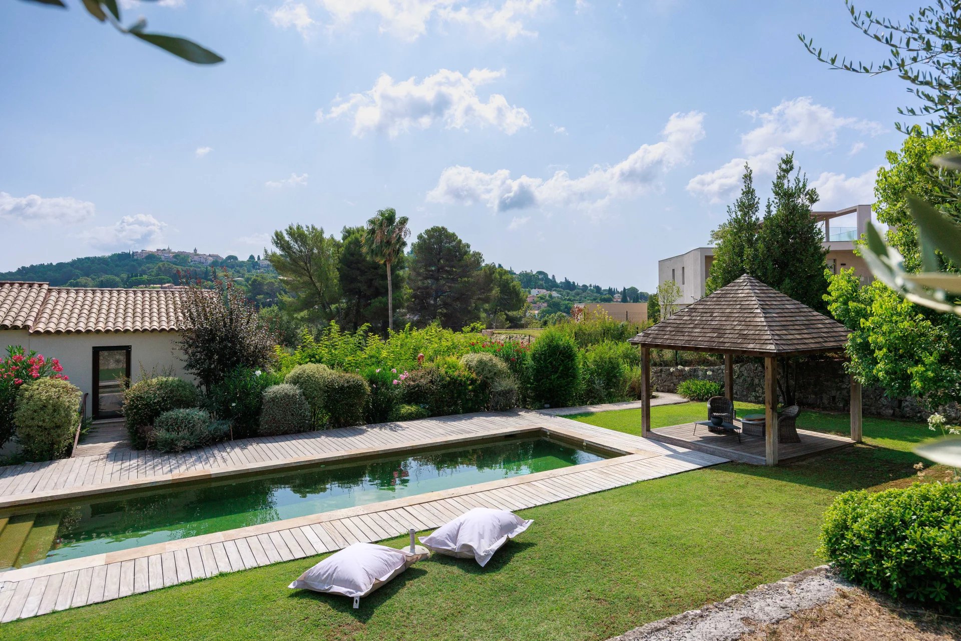 Bastide élégante à Mougins Bastide rénovée de 1887 avec piscine et jardin à Mougins.