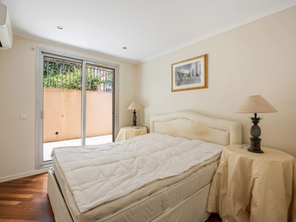 Room in an apartment in Roquebrune-Cap-Martin with access to a terrace.