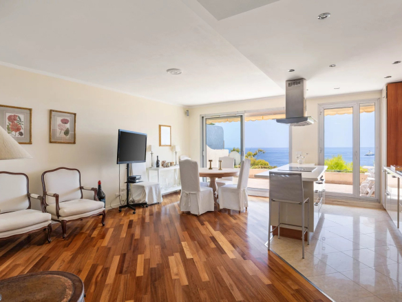 Interior of a 4-room apartment with sea view in Roquebrune-Cap-Martin, bright living room and open kitchen.