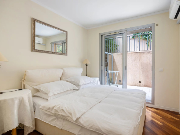 Room in an apartment in Roquebrune-Cap-Martin with double bed and access to a terrace.