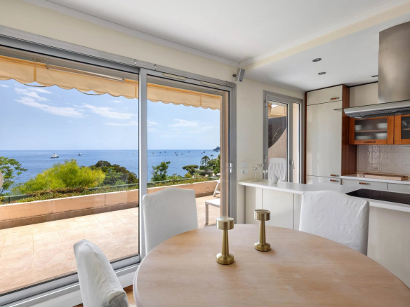 4-room apartment with panoramic sea view and terrace in Roquebrune-Cap-Martin.
