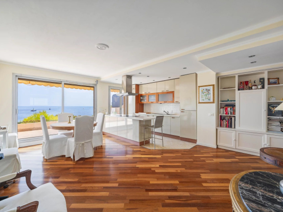 4-room apartment with sea view, bright living room and open kitchen in Roquebrune-Cap-Martin.