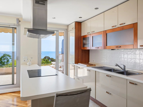 Modern kitchen with sea view, apartment in Roquebrune-Cap-Martin.