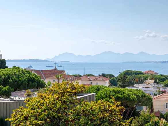 Vue panoramique sur la mer depuis une terrasse d'appartement à Antibes.
