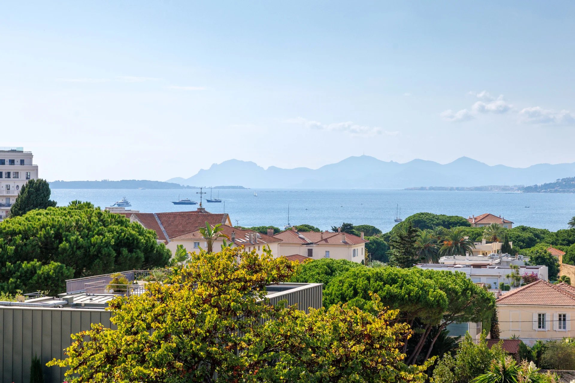 Vue panoramique sur la mer depuis une terrasse d'appartement à Antibes.