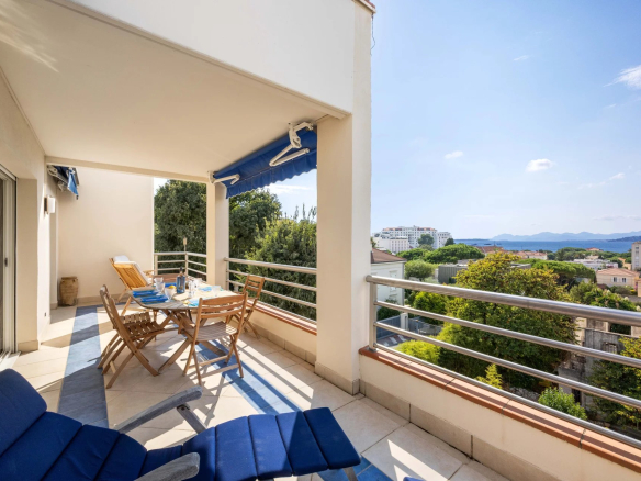 Terrasse d'un appartement avec vue sur la mer et mobilier de jardin à Antibes.