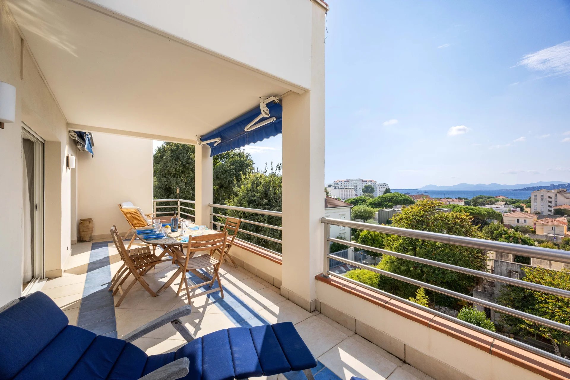 Terrasse d'un appartement avec vue sur la mer et mobilier de jardin à Antibes.