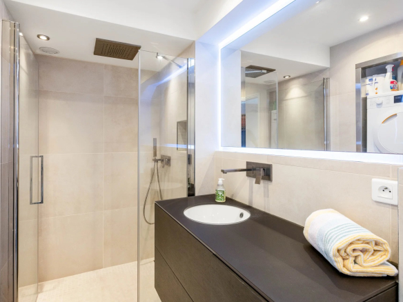 Salle de bain moderne avec douche en verre et meuble lavabo