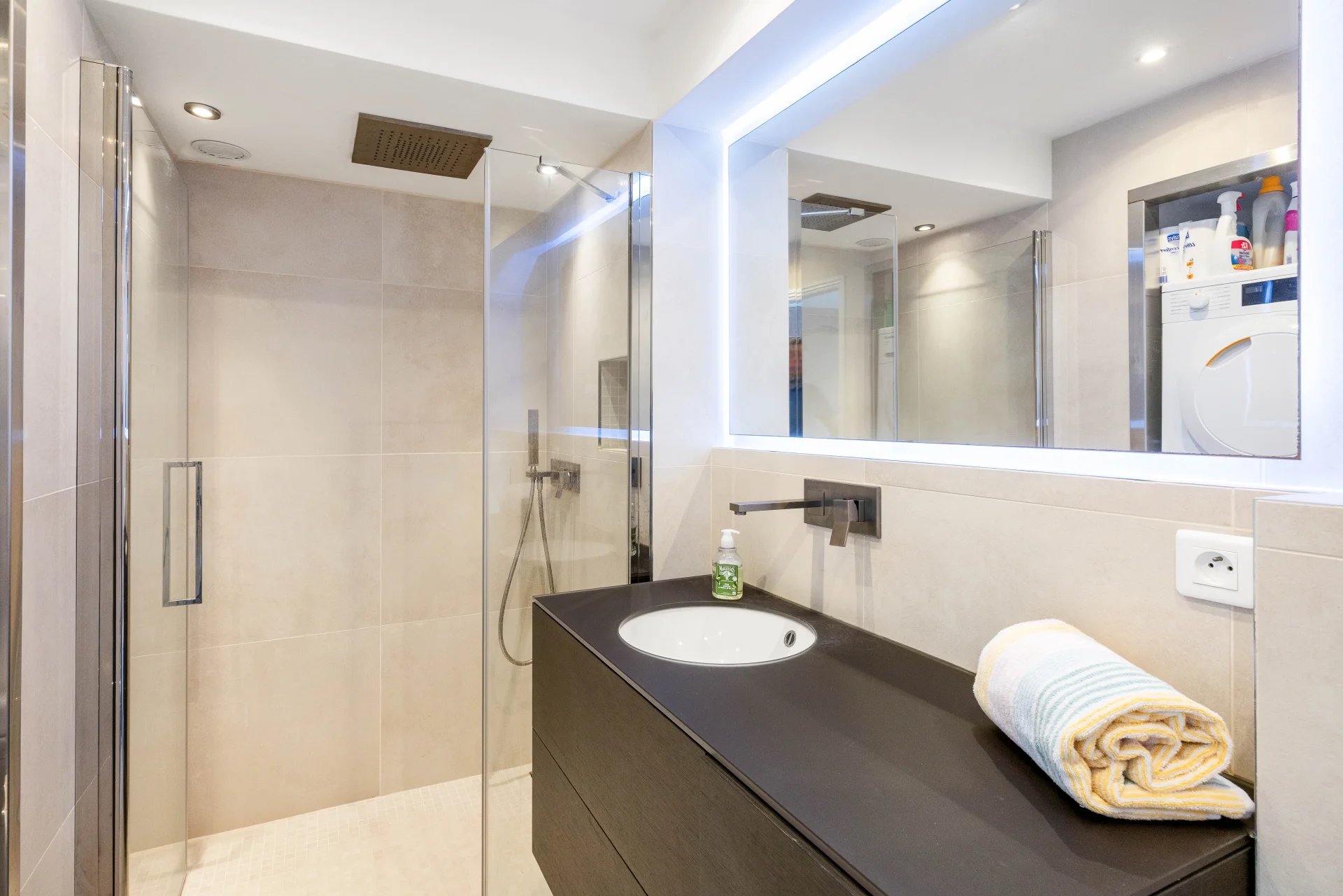 Salle de bain moderne avec douche en verre et meuble lavabo