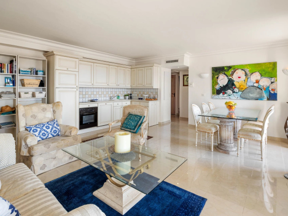 Intérieur d'un appartement 3 pièces à Antibes avec cuisine ouverte et salon lumineux.