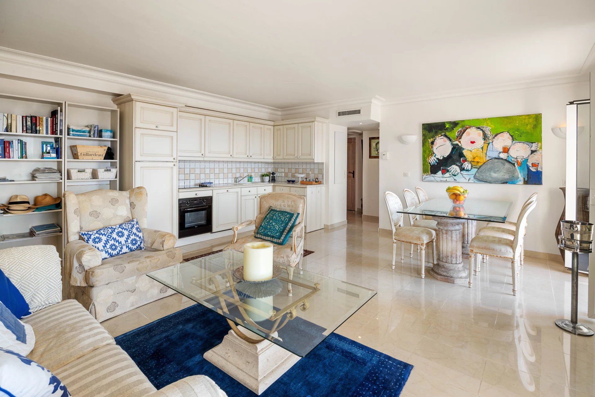 Intérieur d'un appartement 3 pièces à Antibes avec cuisine ouverte et salon lumineux.
